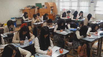 자습 중 엑소 노래에 반응 속도.gif | 인스티즈