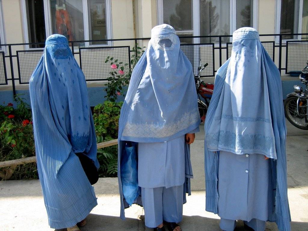 부르카를 입고 생활하는 여성들.jpg | 인스티즈