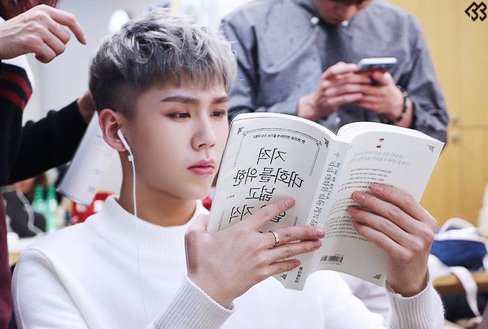 평소에 독서많이하는 남자 아이돌 넷.jpg | 인스티즈