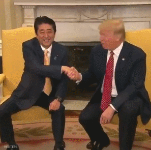 트럼프 역사상 가장 무난한 악수.gif | 인스티즈