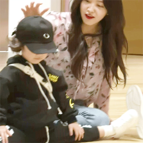 [레드벨벳] 삼둥이들 잘 돌보는 막내 예리 | 인스티즈