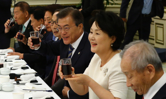 청와대 영빈관 들어서는 국가유공자 및 보훈 가족들 .jpg | 인스티즈