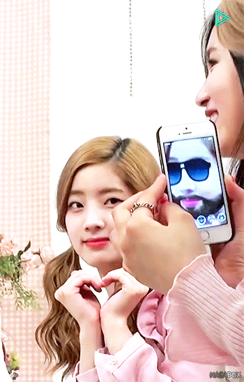 다현이 사진 찍는 정연이.gif | 인스티즈