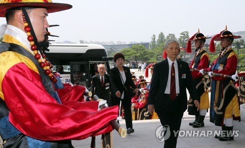 청와대 영빈관 들어서는 국가유공자 및 보훈 가족들 .jpg | 인스티즈