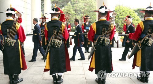청와대 영빈관 들어서는 국가유공자 및 보훈 가족들 .jpg | 인스티즈