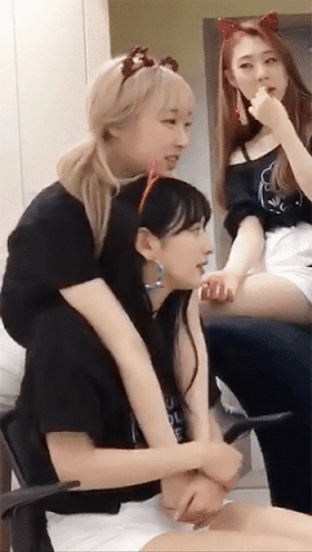 서로 장난치는 설아 수빈 | 인스티즈