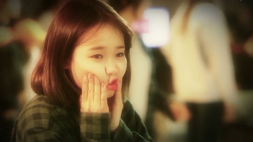 자기 볼따구 만지는 아이오아이 최유정.jpg | 인스티즈