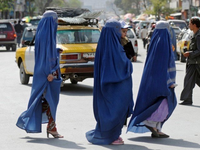 부르카를 입고 생활하는 여성들.jpg | 인스티즈