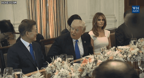 트럼프 역사상 가장 무난한 악수.gif | 인스티즈