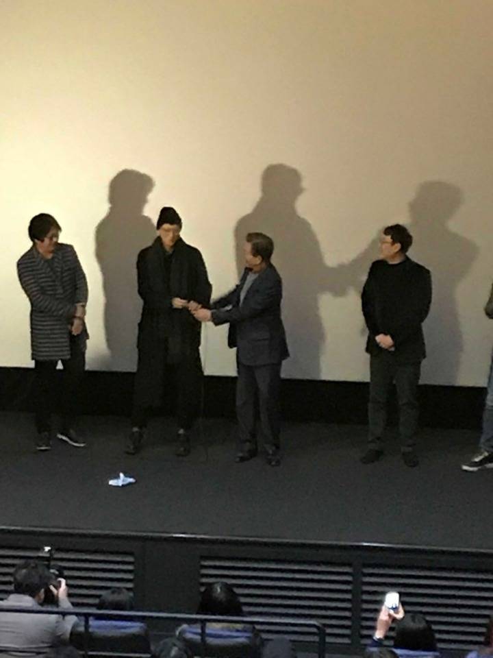 영화 1987 무대인사하는 문재인 대통령과 감독 배우들 | 인스티즈