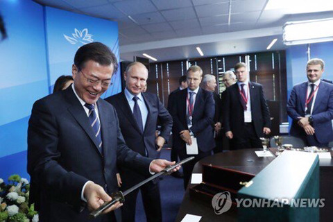 문재인 대통령에게 조선시대 문화재 선물한 푸틴 | 인스티즈