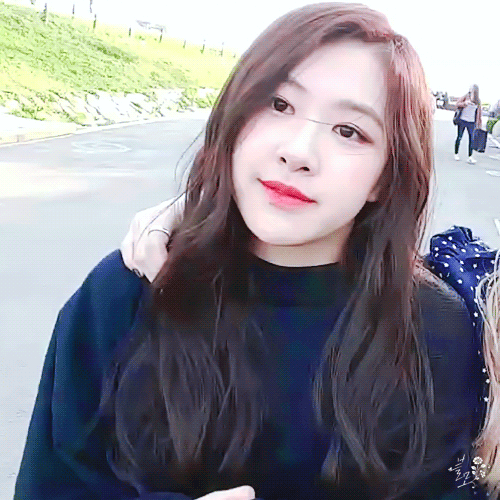 아련아련 열매 섭취한듯한 로제와 리사 170428 브이앱 | 인스티즈