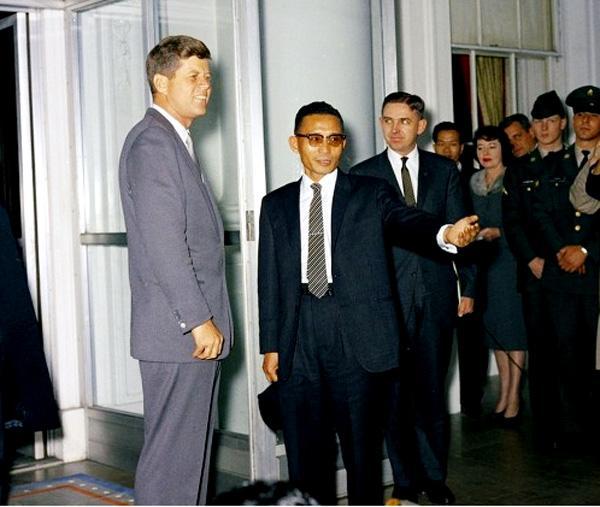 베트남 민간인 학살은 안된 일이지만 어쩔 수 없었어 강대국 미국이 파병하랬는데 어떻게 거절했겠어 그리고 공식사과도 했어ㅠㅠ(feat.박정희) | 인스티즈