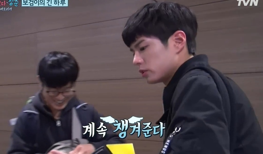 박보검을 바라보는 남자 스태프들의 표정.jpgif | 인스티즈