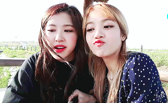 아련아련 열매 섭취한듯한 로제와 리사 170428 브이앱 | 인스티즈