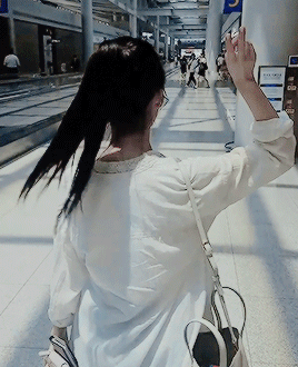 아이유 뒷모습.gif | 인스티즈