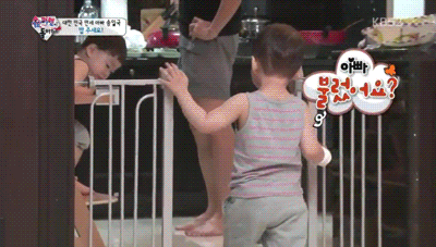아기식탁으로 보는 1년 사이 엄청 커진 삼둥이.gif | 인스티즈