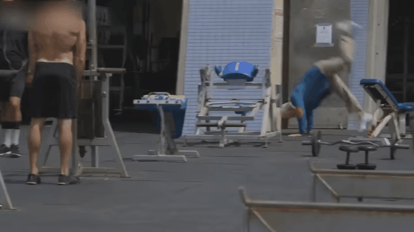 헬스장에서 운동하는 젊은이들 귀찮게 하는 진상 할배 | 인스티즈