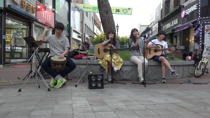 볼빨간사춘기 데뷔전 버스킹 | 인스티즈