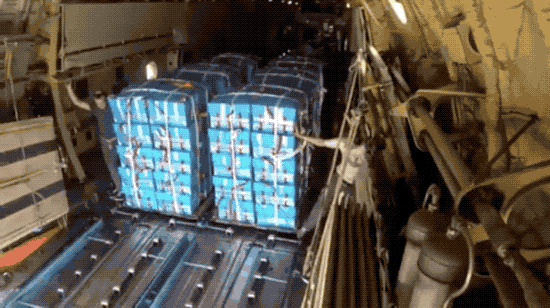 구호물자를 떨어트리는 모습.gif | 인스티즈