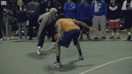 할아버지 한 명을 못이기는 미국애들 .gif | 인스티즈