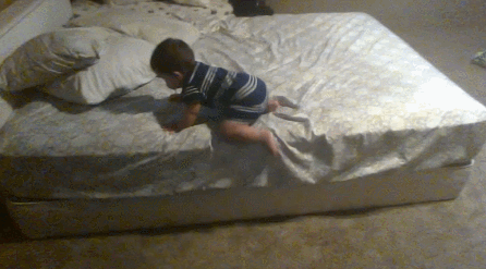 아기가 높은 침대에서 탈출하는 신박한 방법.gif | 인스티즈