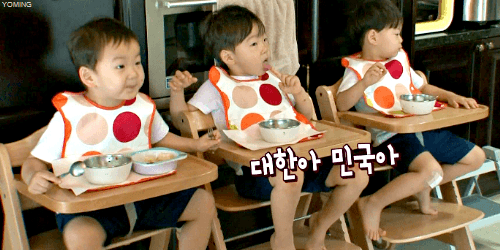 아기식탁으로 보는 1년 사이 엄청 커진 삼둥이.gif | 인스티즈