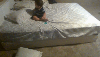 아기가 높은 침대에서 탈출하는 신박한 방법.gif | 인스티즈