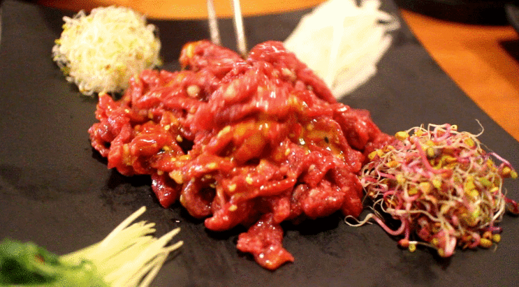 생고기는 역시 육회 움짤 gif | 인스티즈