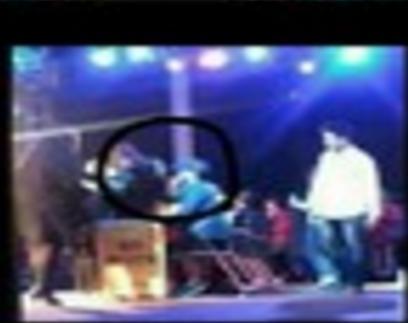 기습 뽀뽀당한or당할뻔한 아이돌들 | 인스티즈