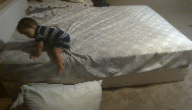 아기가 높은 침대에서 탈출하는 신박한 방법.gif | 인스티즈