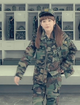 이병아이유 vs 병장아이유 .gif | 인스티즈