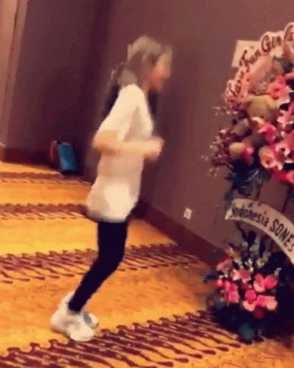 소시 태연이 자카르타 콘서트에서 몸 푸는 방법.gif | 인스티즈