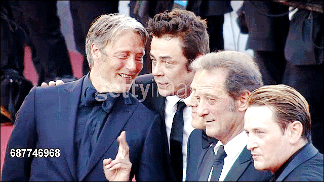 칸 영화제 레드카펫에서 사진찍는 전직 무용수의 발 자세.gif | 인스티즈