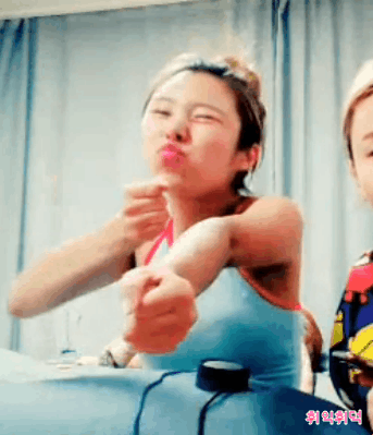 문별 따라하는게 재밌는 휘인ㅋ.gif | 인스티즈