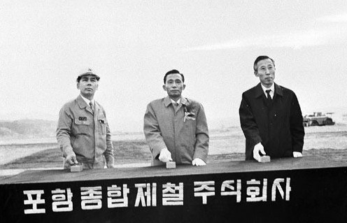 베트남 민간인 학살은 안된 일이지만 어쩔 수 없었어 강대국 미국이 파병하랬는데 어떻게 거절했겠어 그리고 공식사과도 했어ㅠㅠ(feat.박정희) | 인스티즈