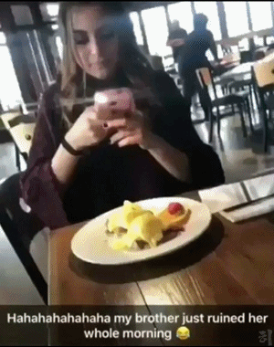 밥먹다가 동생 때린 이유.gif | 인스티즈