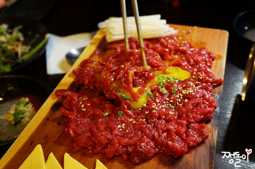 생고기는 역시 육회 움짤 gif | 인스티즈