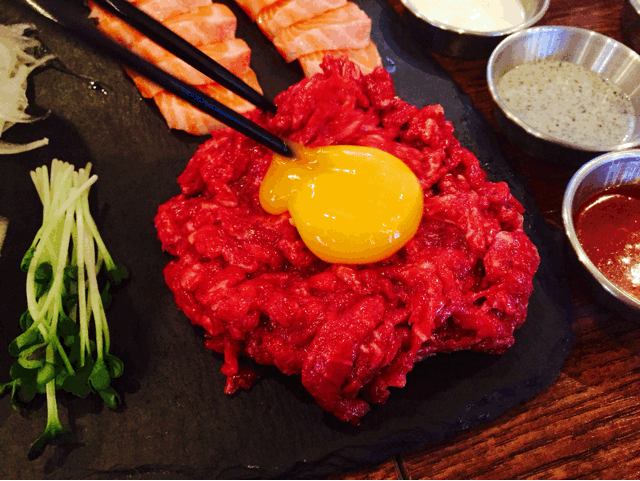 생고기는 역시 육회 움짤 gif | 인스티즈