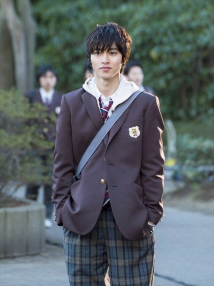 얼마나 얼굴이 작은지 감도 안잡히는 연예인 | 인스티즈