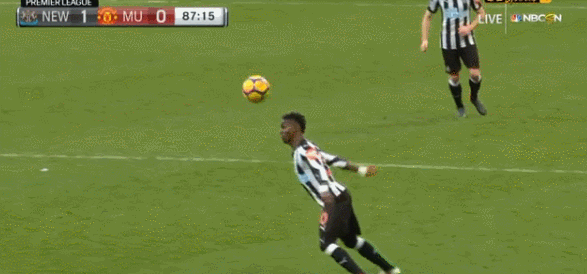 안토니오 발렌시아 위험한 하이킥 장면.gif | 인스티즈