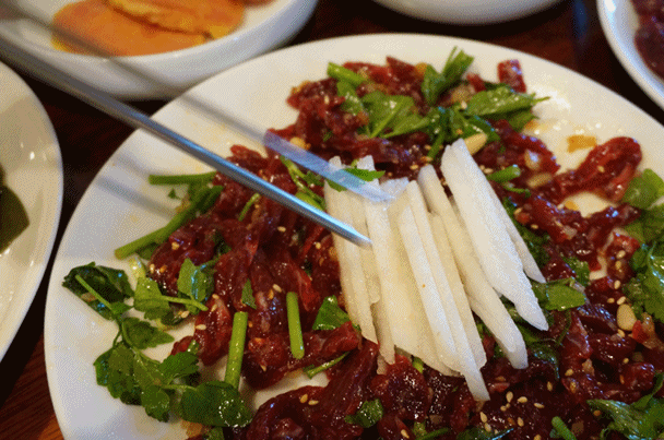 생고기는 역시 육회 움짤 gif | 인스티즈