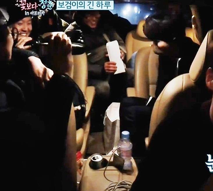 박보검을 바라보는 남자 스태프들의 표정.jpgif | 인스티즈