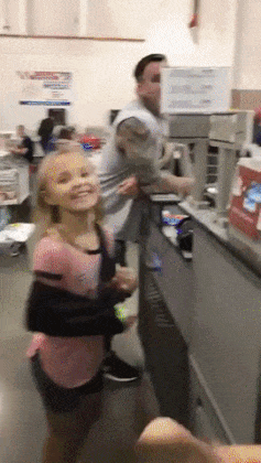 평범하던 마트 직원이 아이들의 인기 스타가 됨...gif | 인스티즈