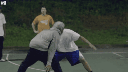 할아버지 한 명을 못이기는 미국애들 .gif | 인스티즈