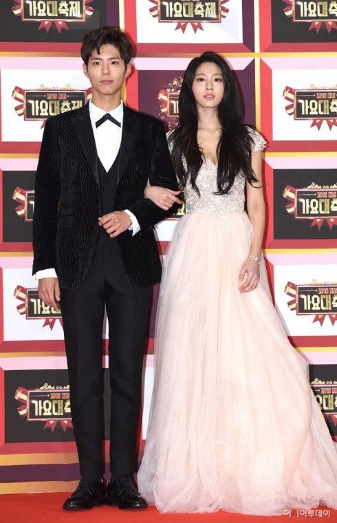 박보검과 여성들..gif | 인스티즈