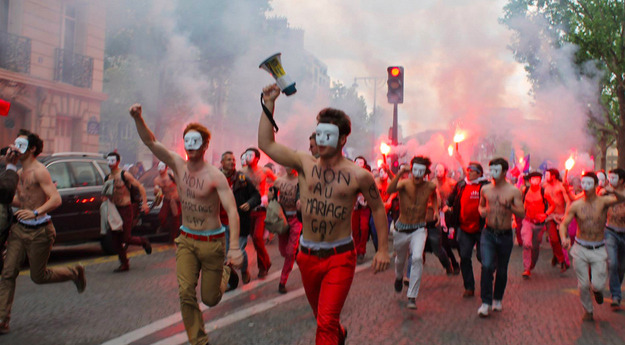 게이들한테 인기있어서 당황해하는 반동성애 단체 | 인스티즈