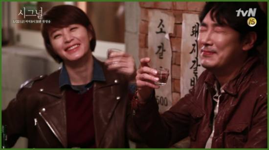 [시그널] 항상 미묘하게 그려서 더 설레는 김은희작가의 특유의 러브라인 유형 (김혜수&조진웅 / 김혜수&이제훈) | 인스티즈