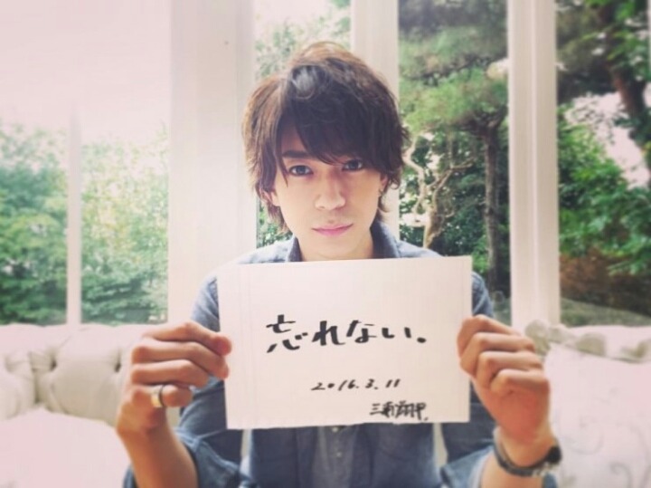 얼마나 얼굴이 작은지 감도 안잡히는 연예인 | 인스티즈