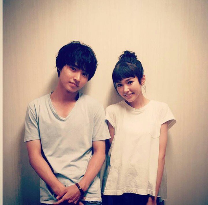 얼마나 얼굴이 작은지 감도 안잡히는 연예인 | 인스티즈